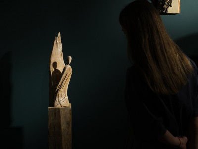 Wernisaż wystawy "Świadectwo ziemi i drewna: Anioły z Bieszczad ukryte w drewnie i pamięci kamienia" 04.09.2026-DSCF8226.jpg