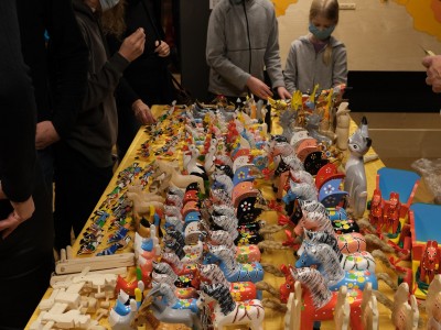 Wernisaż wystawy "Kolorowy świat zabawki ludowej" 11.02.2022-wystawa-zabawek-013.jpg