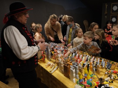 Wernisaż wystawy "Kolorowy świat zabawki ludowej" 11.02.2022-wystawa-zabawek-059.jpg